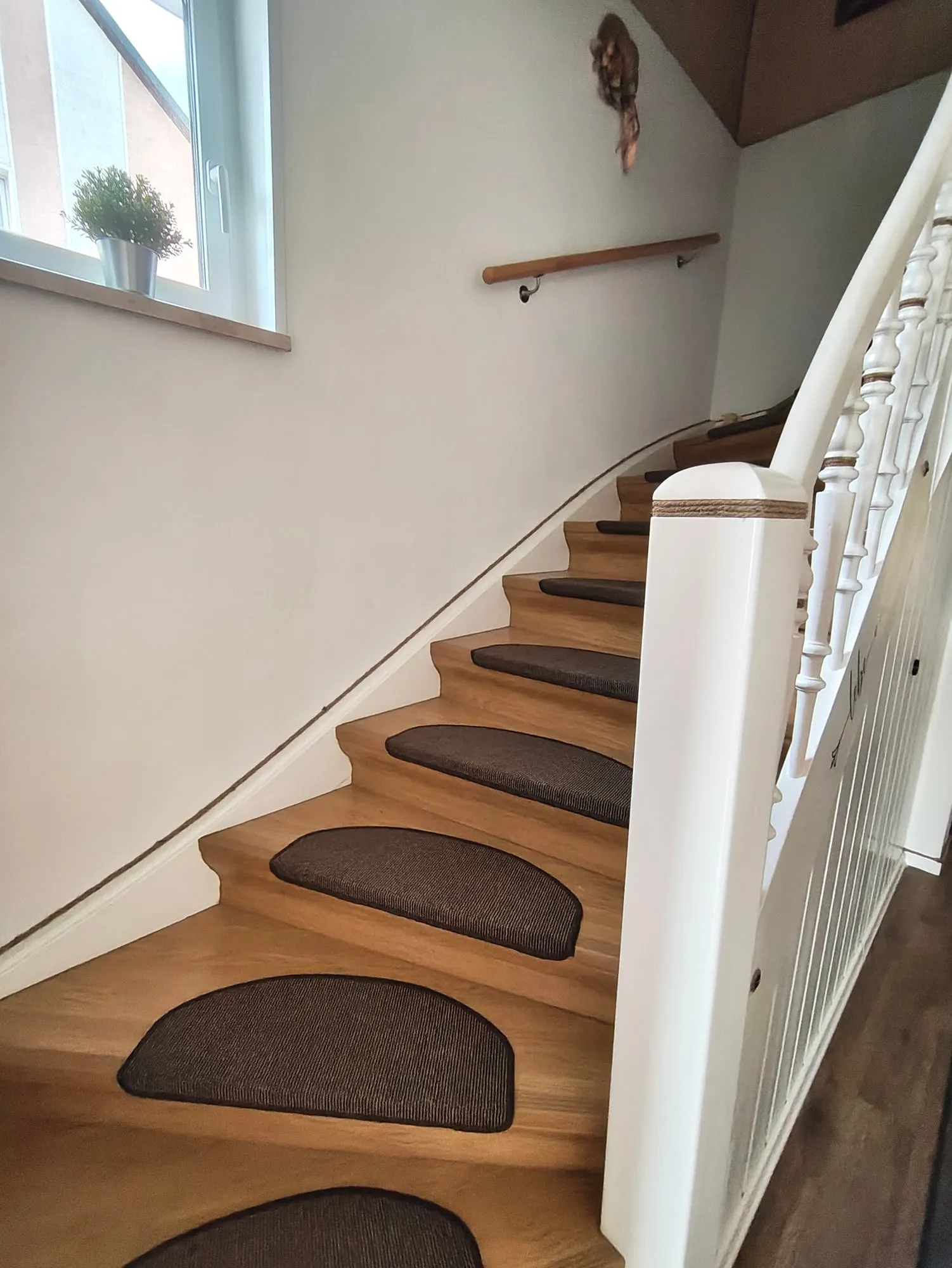 Die Treppe nach oben, Holzstufen mit Läufern.