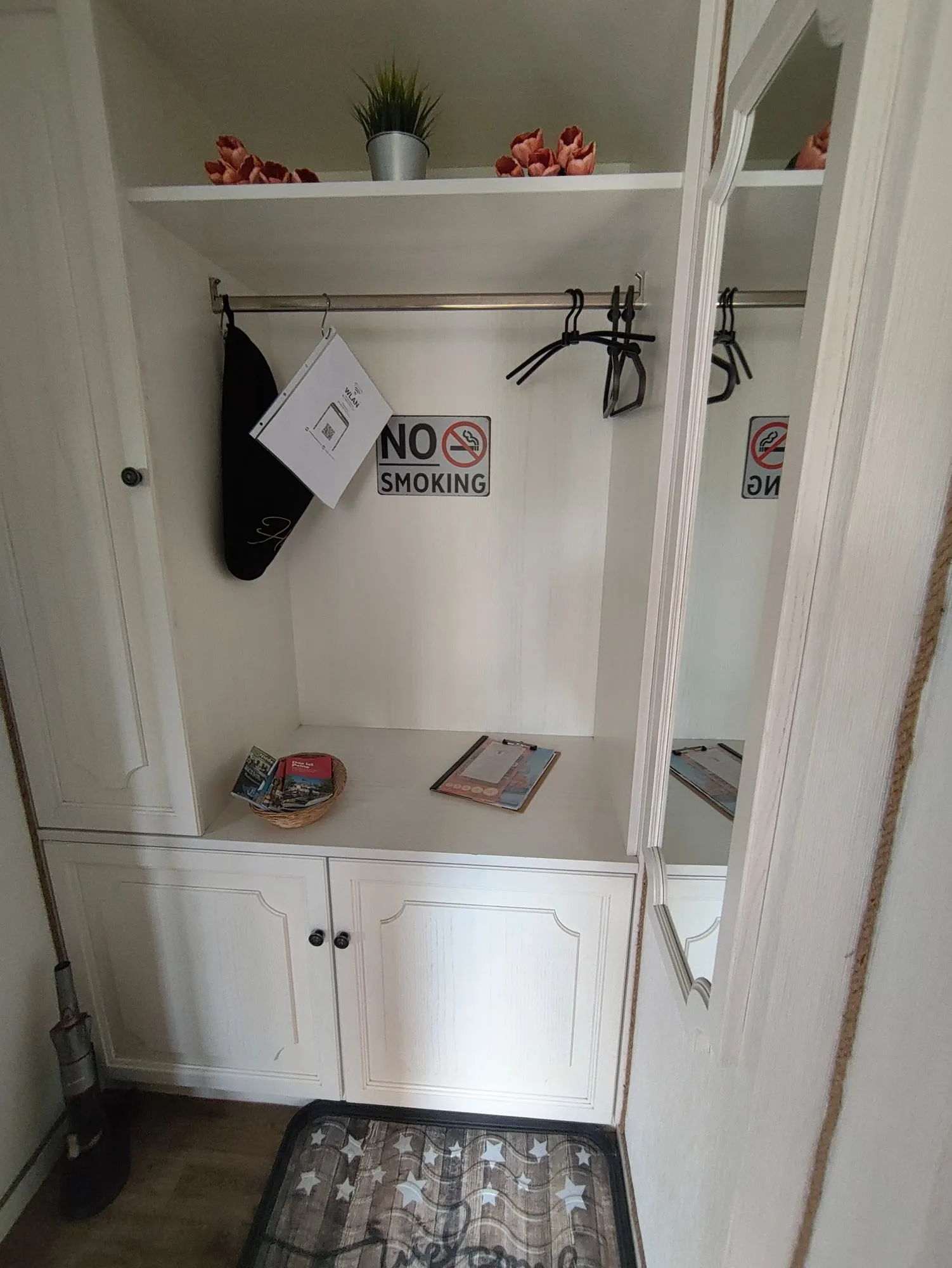 Im Eingang: Garderobe mit Haken, Ablage und das Nichtraucher-Schild.